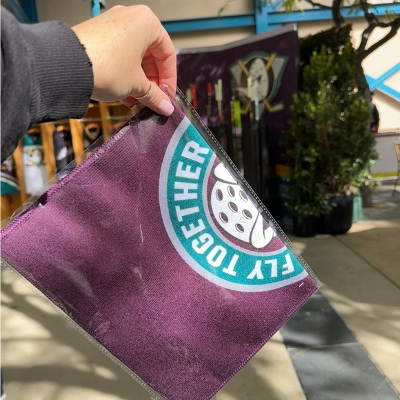 Disney Anaheim Ducks Day Ears & Rally Towel - Picture 5 of 5